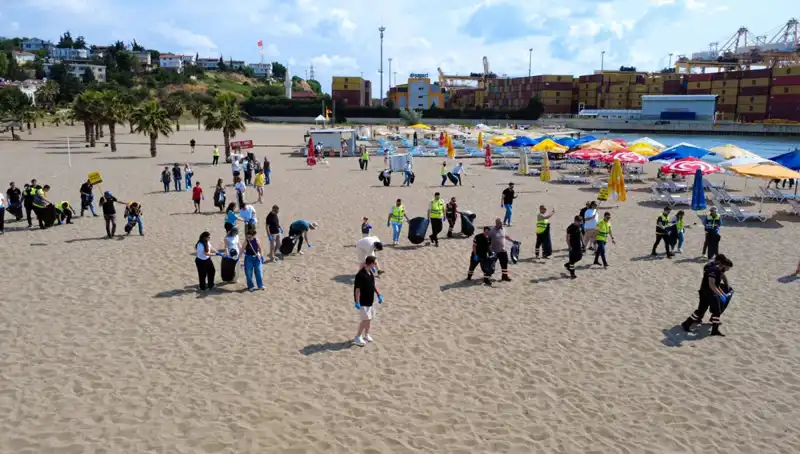 Plajlarda Gönüllü Çevre Temizliği: Doğaya Dokunan Eller