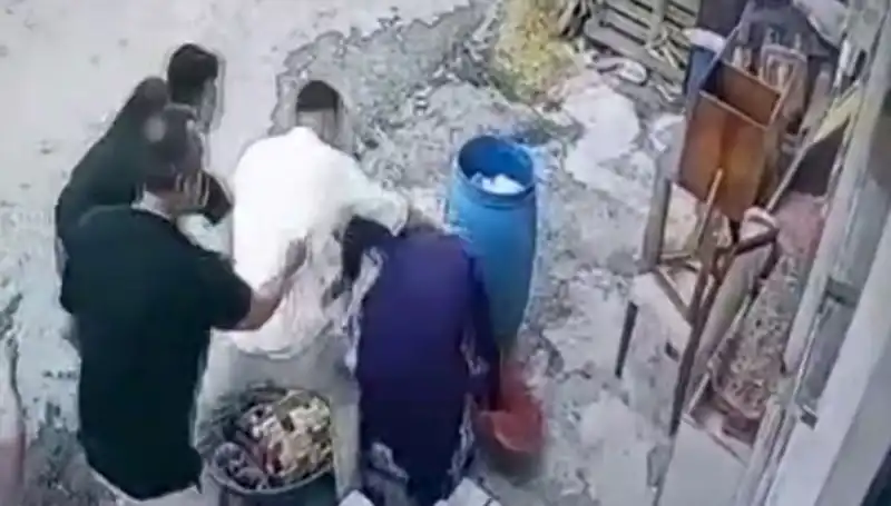 Başakşehir'de Bidon Tartışması Kanlı Bitti: Baba ve Oğul Kadını Darbetti!