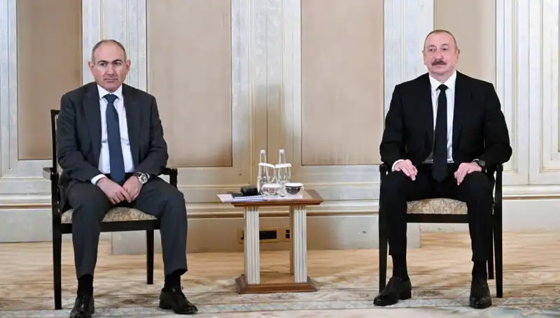 Aliyev ve Paşinyan, Barış Umutlarıyla Abu Dabi'de Buluştu