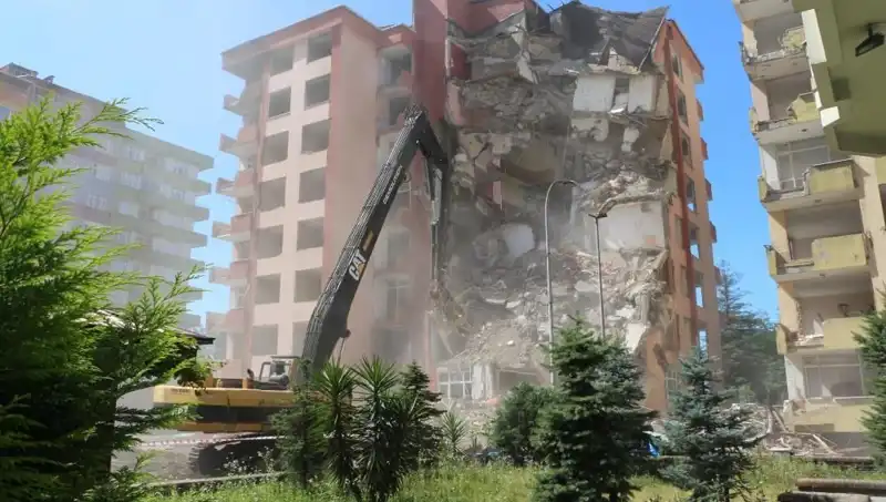 Dalgalar Fırtınaya Dönüşünce: İki Bina Yıkımına Hızla Geçildi