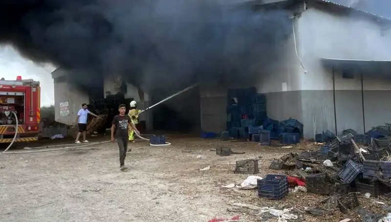 Plastik Kasa Deposunda Çıkan Yangın, Kentin Üzerini Simsiyah Dumanlarla Kapladı!