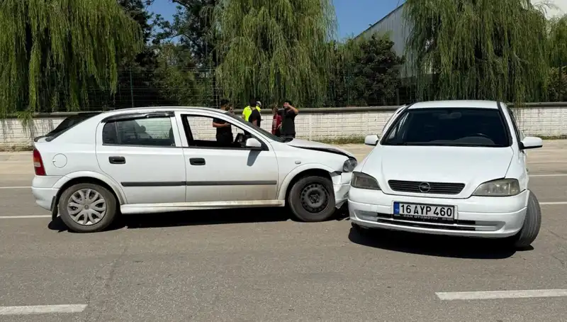 İki Otomobil Çarpıştı: Feci Kaza Sonucu İki Yaralı