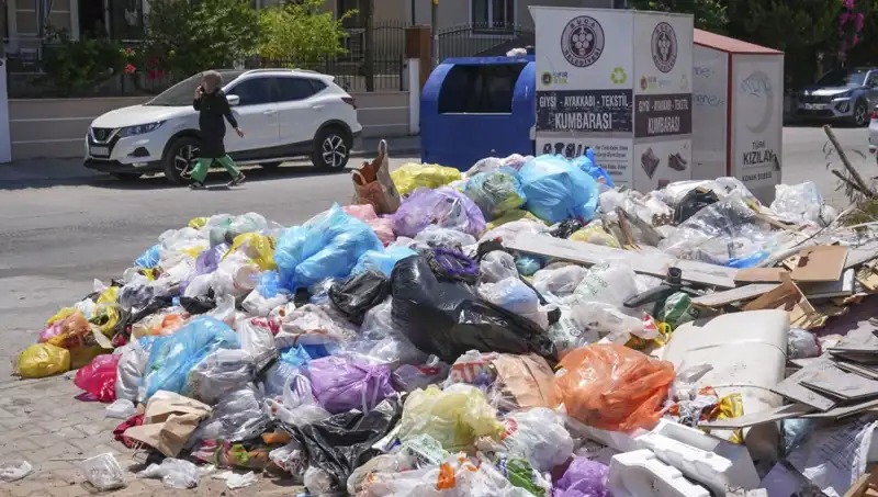 İzmir’in Sokaklarında Görülen Çöp Yığınları Sorun Olmaya Devam Ediyor