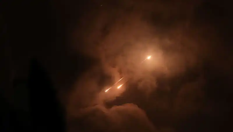 İran'ın Gece Saldırıları: Füzelerin Zamanlaması Tesadüf Mü?