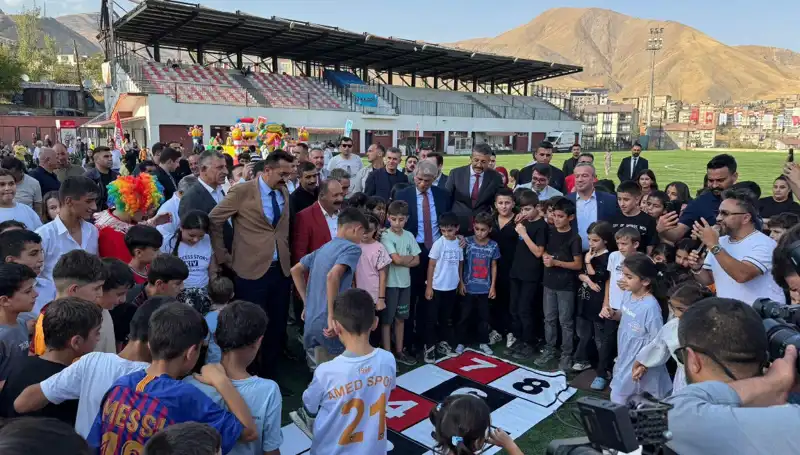 Hakkari’de Geleneksel Anadolu Şenliği Coşkuyla Başladı: Renkli Görüntüler ve Yerel Lezzetler