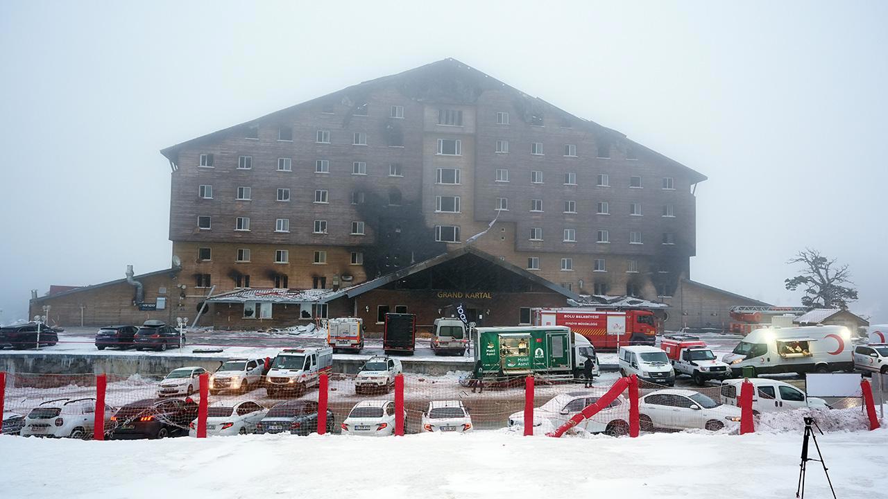 Kartalkaya'daki Otel Yangınında Ekiplerin Müdahalesi Devam Ediyor