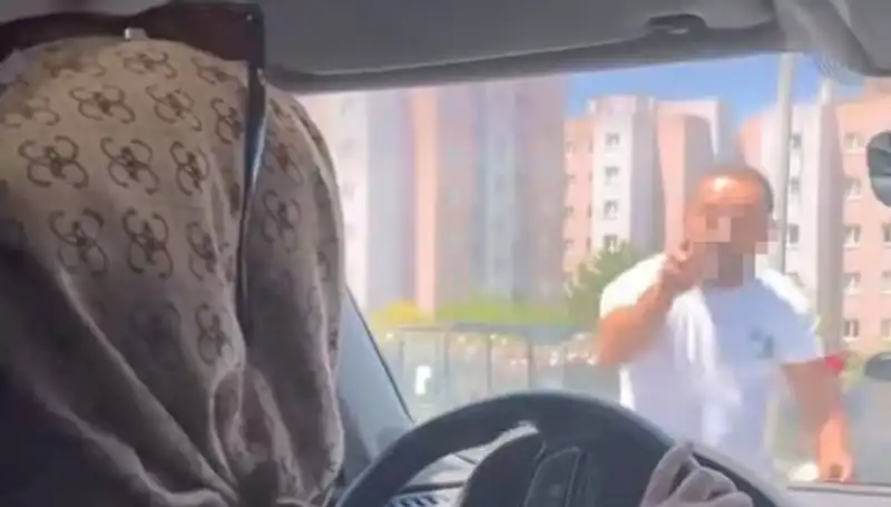 Traffikte Dehşet Anları: Aracının Önünü Kesen Sürücüyle Kavga Edenler