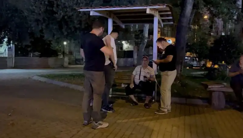Kısmı Görme Kaybı Olan Adamın Telefonunu Çaldılar: Sokak Kameraları Ortaya Çıkardı