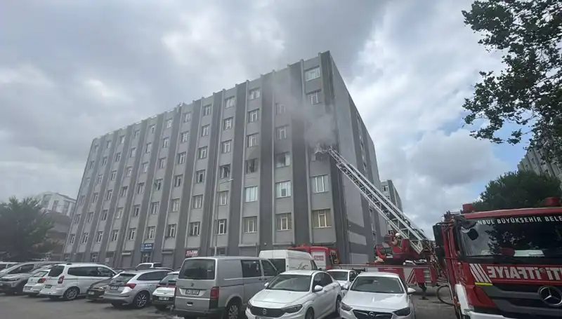 Çorap İmalathanesinde Patlayan Yangın, Çalışanları Tehlikeye Sürükledi