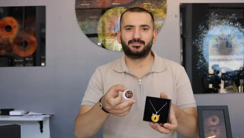 İris Fotoğraflarını Takı ve Tabloya Dönüştüren Sanatçıya Hayran Kalacaksınız