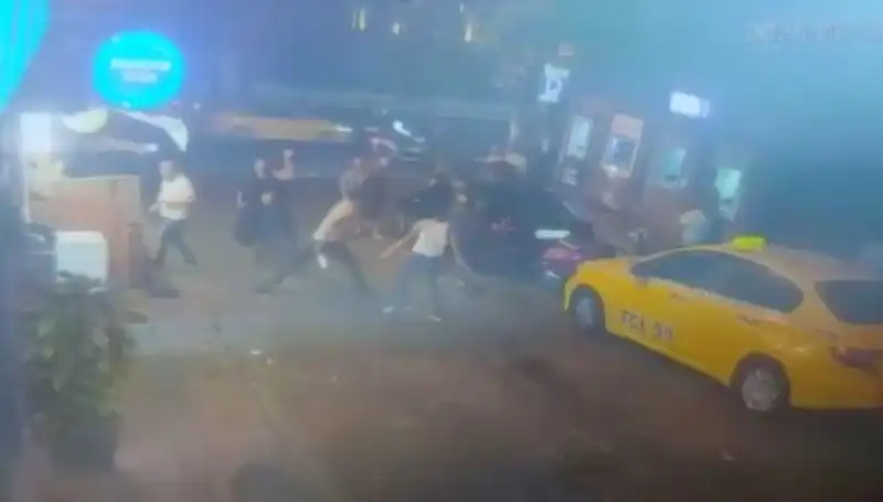 Beyoğlu'nda Sokak Kavgası: Laf Atmalar Kanlı Sonuçlandı
