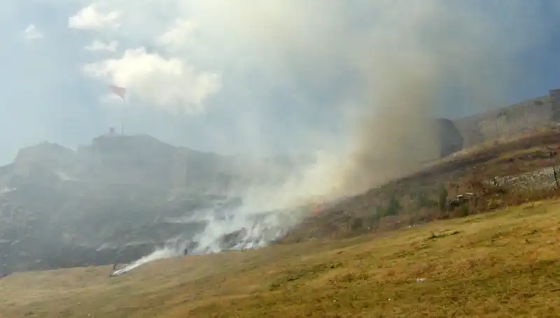 Kars Kalesi'nde Korkutan Anız Yangını: Küçük Bir Ateş, Büyük Bir Tehdit Dolaşıyor