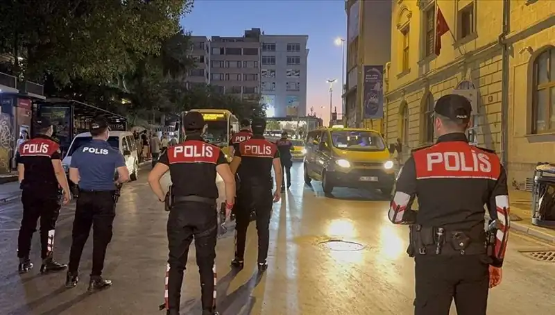 Megakentte Gece Yarısı Operasyonu: 4 Saat İçinde Yüzlerce Gözaltı