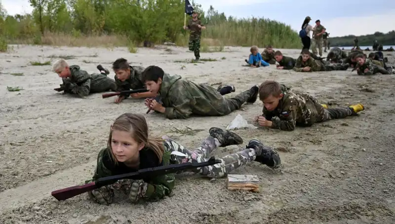 Rusya'da 8 Yaşındaki Çocuklar Askeri Kampta: Savaşın Gerçek Yüzüyle Tanışıyorlar