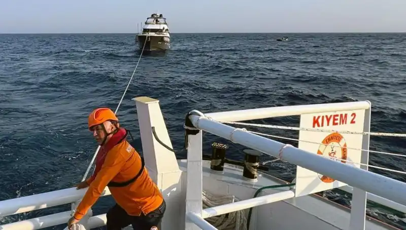 Marmaris Açıklarında Sürüklenen Tekne Kurtarıldı, Yolcular Kurtarıldı