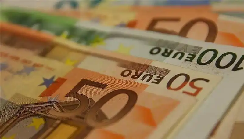 Euro'nun Zirveden Gerilemesi: Ekonomik Etkiler ve Gelecek Beklentileri