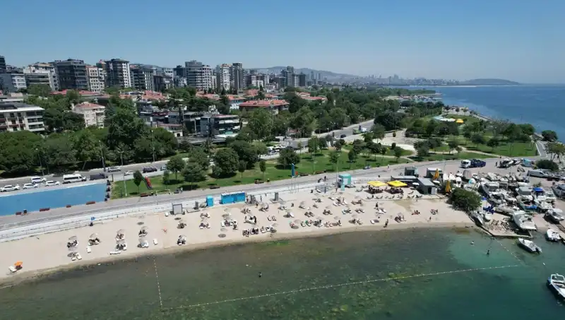İstanbul'da Yaz Sıcaklığının Zirveye Ulaşması, Caddebostan Sahili Kalabalıklaştı!
