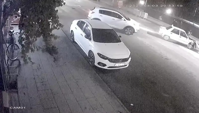 Yaya Geçidinde Dram: Yayaya Yol Vermek İsteyen Sürücü Arkadan Çarptı
