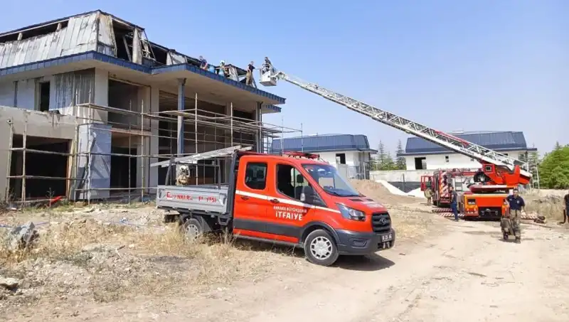 Ankara Gölbaşı’nda Villalar Arasında Korkutan Yangın: Söndürme Çalışmaları Hızla Devam Ediyor