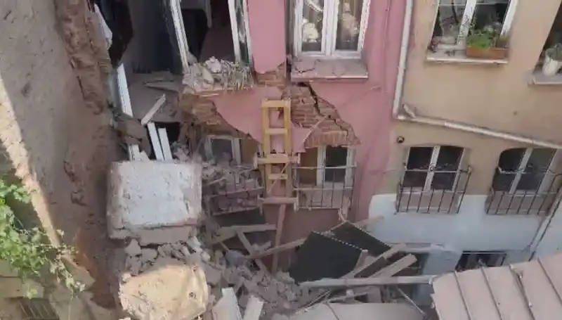 İstanbul'da Üç Katlı Bina Balkonu Çöktü: Can Kaybı Yok Ama Tedirginlik Var