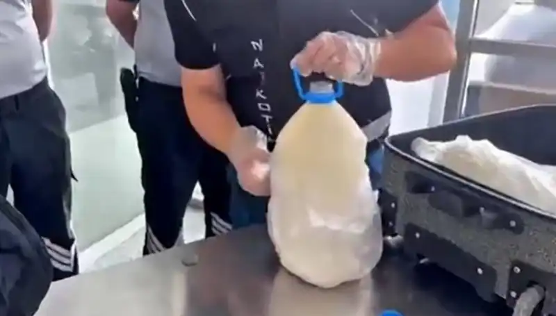 Havalimanında Süt Şişesi İçinde Yakalanan 12 Kilo Uyuşturucu Şok Etti!