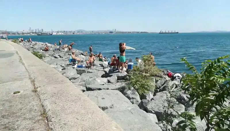 İstanbullular sıcak havaların tadını çıkarmak için sahillere akın etti!