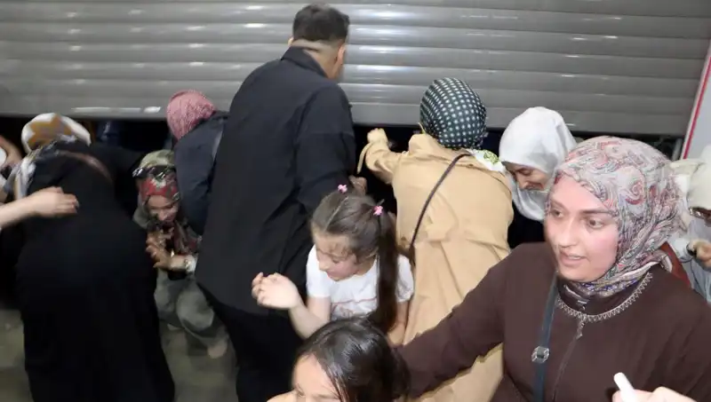 AVM'de Yüzde 50 İndirim Fırtınası: Alışveriş Çılgınlığına Dönüşen Gün